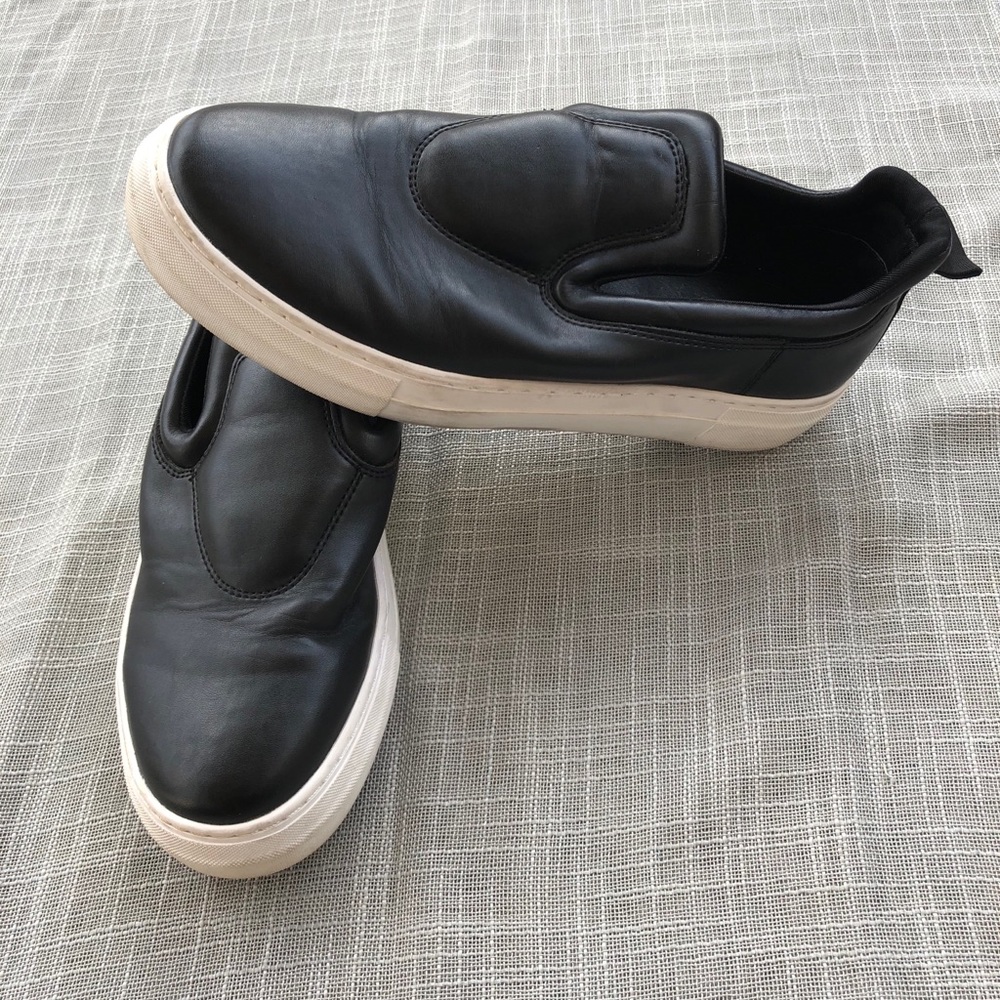 Steve madden slip on’s